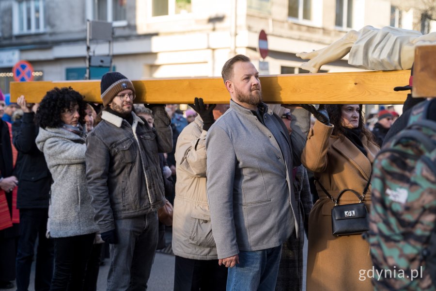 Uczestnicy Gdyńskiej Drogi Krzyżowej niosący krzyż. Wśród nich m.in. posłanka Dorota Arciszewska-Mielewczyk i radny Łukasz Strzałkowski 