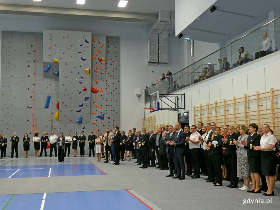 Uczestnicy otwarcia Centrum Sportu i Rekreacji Uniwersytetu Morskiego zgromadzeni w hali sportowej 
