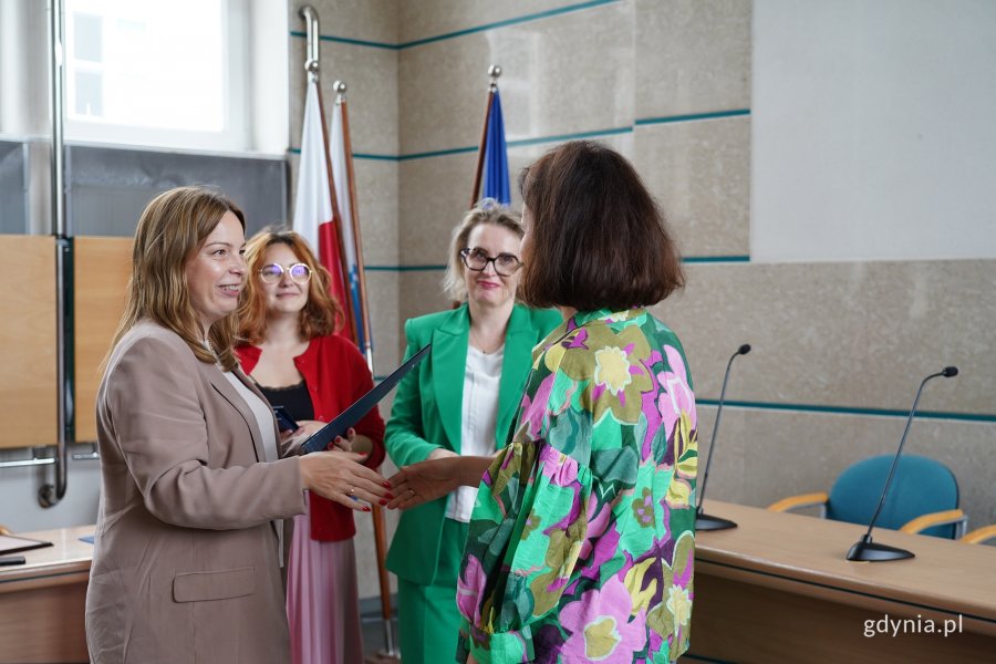 Wiceprezydentka Gdyni Oktawia Gorzeńska (przewodnicząca rady w I kadencji) wręcza akt powołania członkini Gdyńskiej Rady Kobiet II kadencji Agnieszce Schneider-Szymańskiej (fot. Karolina Szypelt)