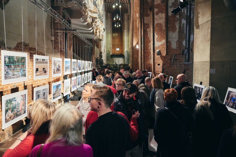 Goście wernisażu wystawy pokonkursowej Gdańsk Press Photo 2025 oglądający wystawione prace