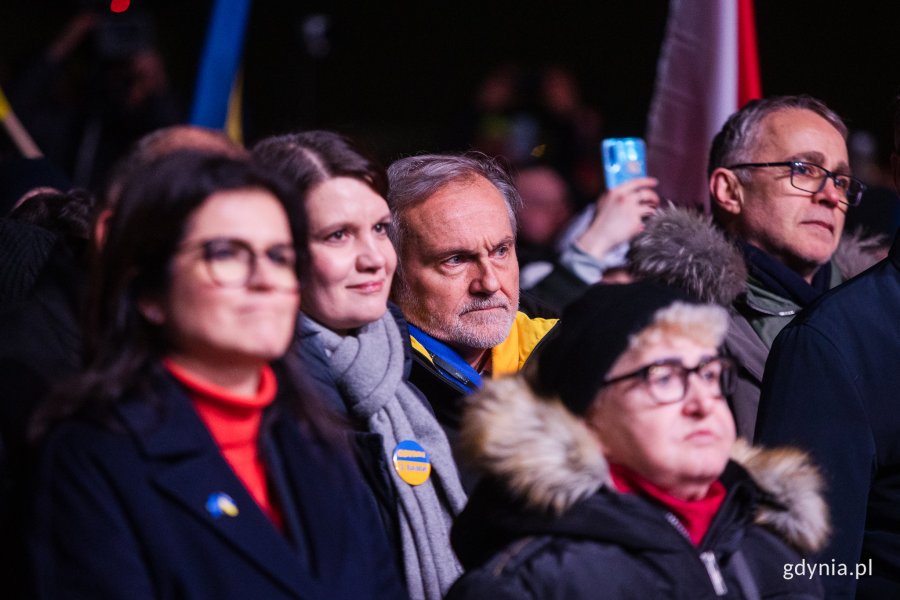 Wiec solidarności z Ukrainą. Na zdjęciu m.in: Aleksandra Dulkiewicz, prezydent Gdańska,  Katarzyna Gruszecka - Spychała, wiceprezydent Gdyni ds. gospodarki posłanka Henryka Krzywonos, prezydent Gdyni, Wojciech Szczurek, Fot. Karol Stańczak