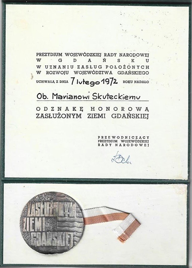 Fot. 5. Dyplomy Mariana Skuteckiego za wieloletnią społeczną i organizacyjną działalność w Zrzeszeniu Prywatnego Handlu i Usług z roku: 1949, 1954, 1969 i odznaczenie „Zasłużonym Ziemi Gdańskiej” z 1972r.