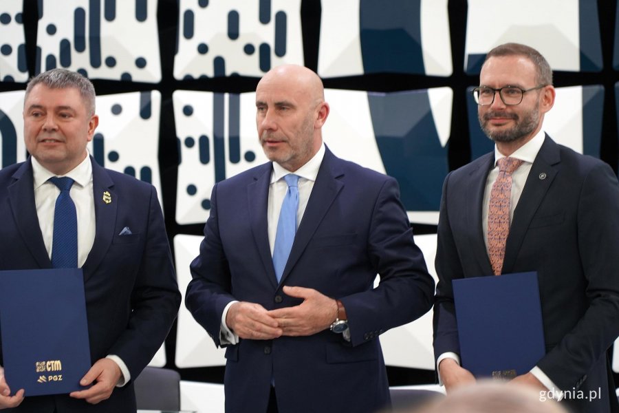 umowę inwestycyjną podpisali: Marcin Wiśniewski &ndash; prezes zarządu Ośrodka Badawczo-Rozwojowego Centrum Techniki Morskiej S.A.,&nbsp;Adam Leszkiewicz &ndash; Prezes Zarządu Polskiej Grupy Zbrojeniowej (PGZ) oraz&nbsp;Jan Grabowski &ndash; Wiceprezes Polskiej Grupy Zbrojeniowej S.A. (PGZ).