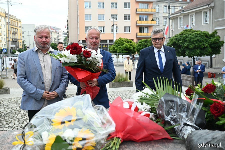 Mężczyźni w garniturach z kwiatami