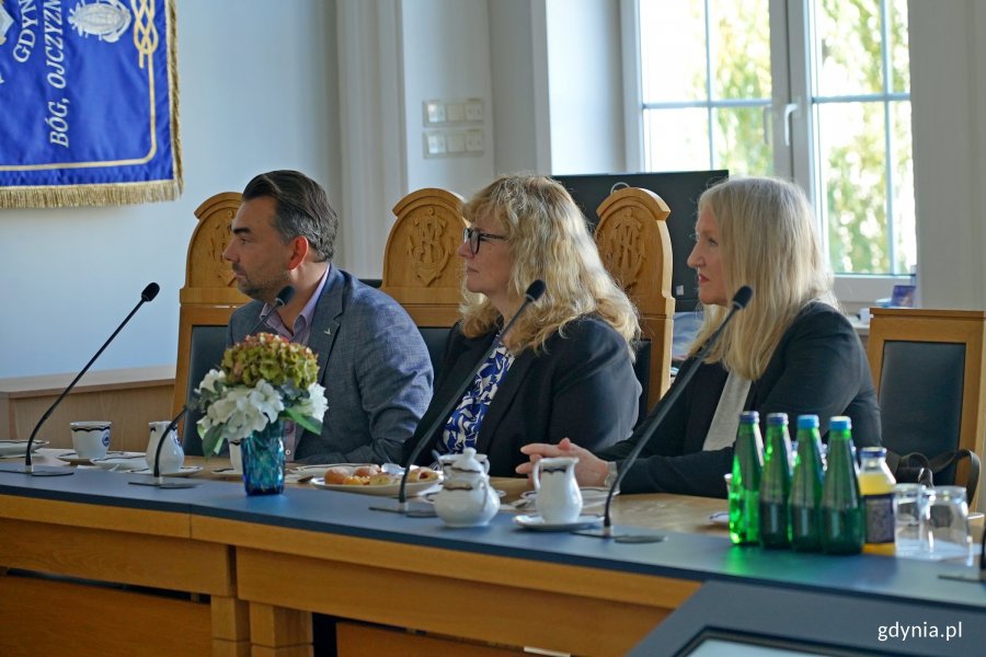 Od lewej: Piotr Wiśniewski – dyrektor Gdyńskiego Centrum Informatyki, Joanna Leman – kierowniczka Referatu Współpracy z Zagranicą Urzędu Miasta Gdyni oraz Alicja Harackiewicz – dyrektorka Centrum Nauki Experyment podczas spotkania na Uniwersytecie Morskim 