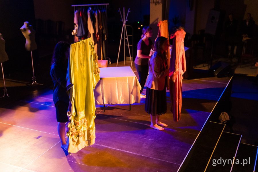 Aktorzy na scenie wśród scenografii