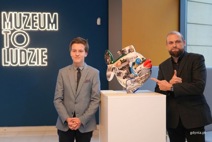 Na zdjęciu: Filip Jaworski, autor gdyńskiej kreacji rybki oraz syn Adama Smolany, autora figury „Trzy Ryby", która była inspiracją dla 12-letniego Filipa (fot. Magdalena Starnawska)