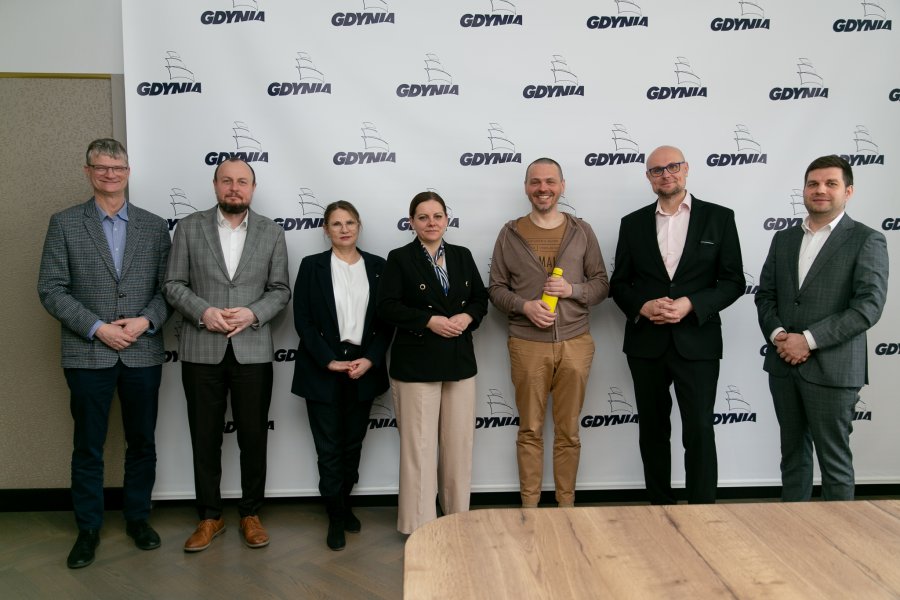 Na zdjęciu (od lewej): wiceprezydent Gdyni Rafał Geremek, dyrektor zarządzający Mariusz Bzdęga, skarbniczka Honorata Krupka, prezydent Gdyni Aleksandra Kosiorek, zwycięzca licytacji Michał Paca, wiceprezydent Bartłomiej Austen, wiceprezydent Maciej Zielonka (fot. Natalia Kawalerowicz)