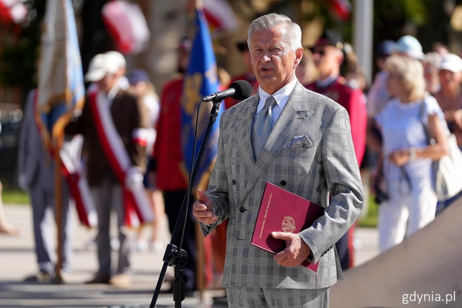 Przy mikrofonie Stanisław Wziątek, podsekretarz stanu w MON