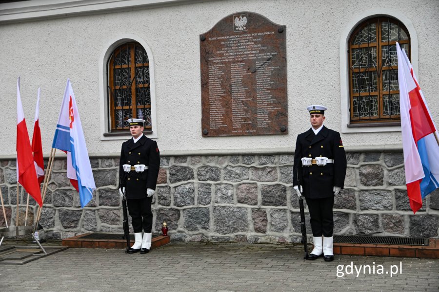 Warta honorowa przed tablicą upamiętniającą 96. ofiar katastrofy smoleńskiej, fot. Michał Sałata