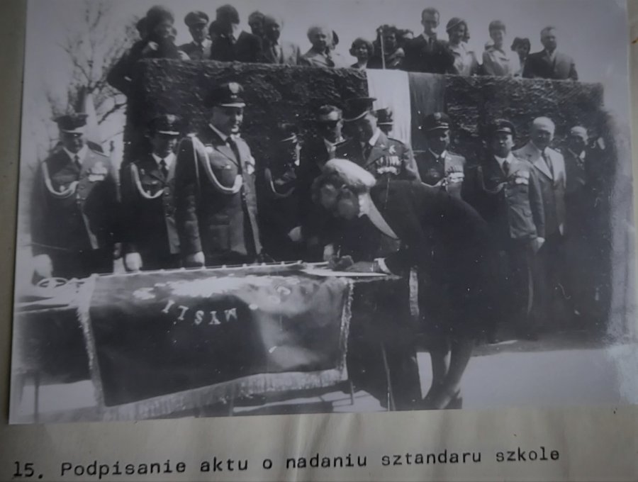 Uroczystość nadania sztandaru, rok 1976 // fot. SP 28
