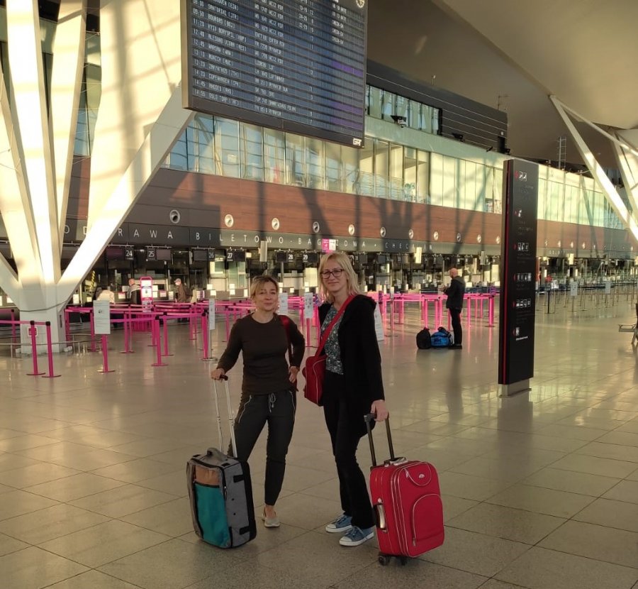 Ewa Arcisz i Magdalena Buczma-Pawelec na lotnisku przed podróżą do Sewilli // fot. materiały ZSHG
