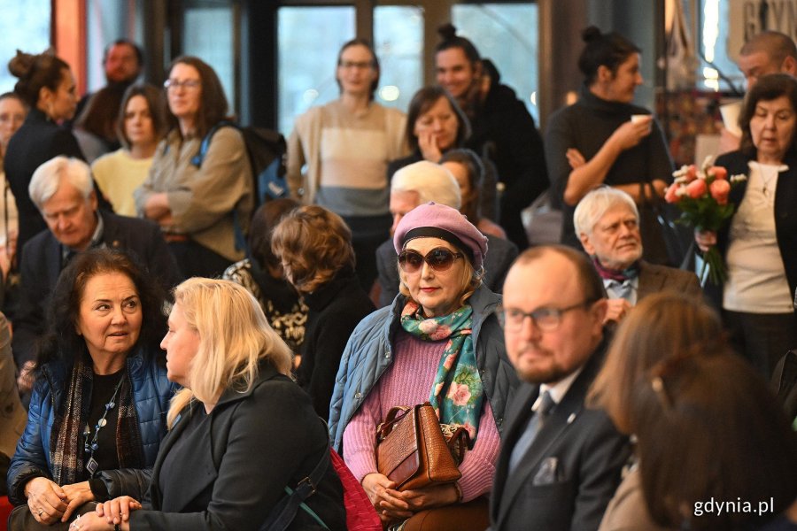 Uczestnicy wernisażu wystawy Janusza Osickiego &bdquo;Ciągłość w procesie&rdquo;,  w kt&oacute;rym wziął udział m.in. Mariusz Bzdęga, dyrektor zarządzający ds. kultury i aktywności mieszkańc&oacute;w Gdyni 