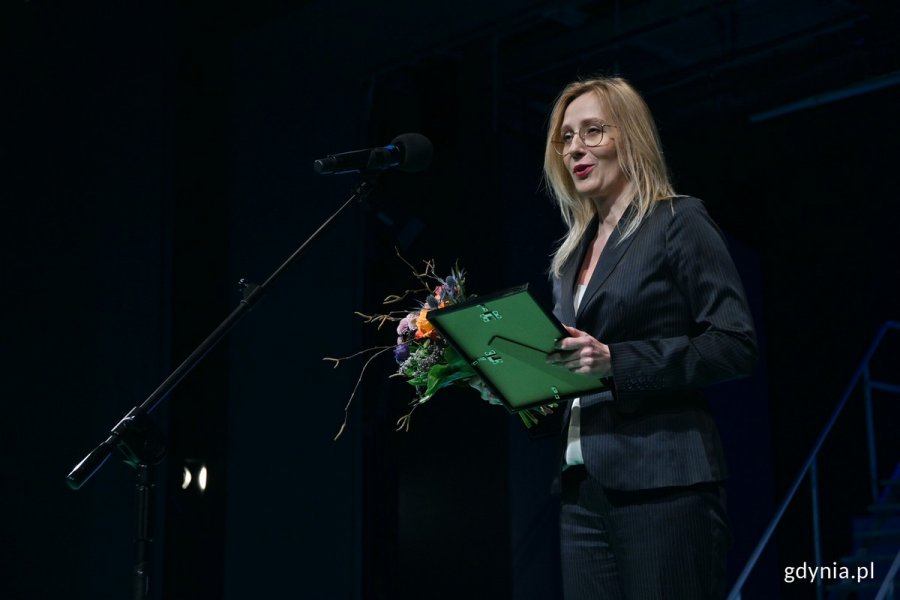 Ewelina Jasicka - dyrektorka Teatru Gdynia Główna odebrała Nagrodę Prezydenta Miasta Gdyni z okazji Międzynarodowego Dnia Teatru w imieniu Anny Bochnak-Fryc 