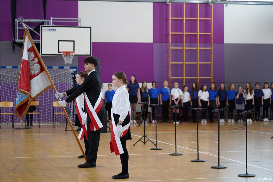 Poczet sztandarowy w sali gimanstycznej