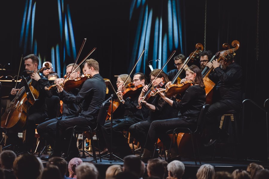 Piątkowy koncert w sali koncertowej Portu Gdynia - Orkiestra Symfoniczna Filharmonii Bałtyckiej pod batutą Massimiliano Caldiego oraz z Magdaleną Bojanowicz na wiolonczeli, fot. Tomasz Kamiński