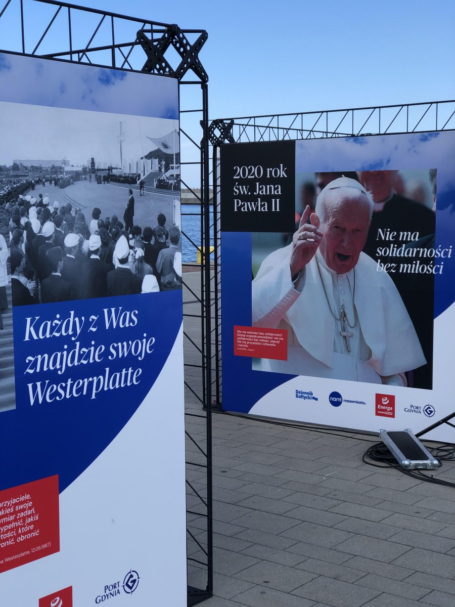 Otwarcie wystawy fotograficznej w Gdyni w hołdzie Janowi Pawłowi II // fot. Magda Śliżewska