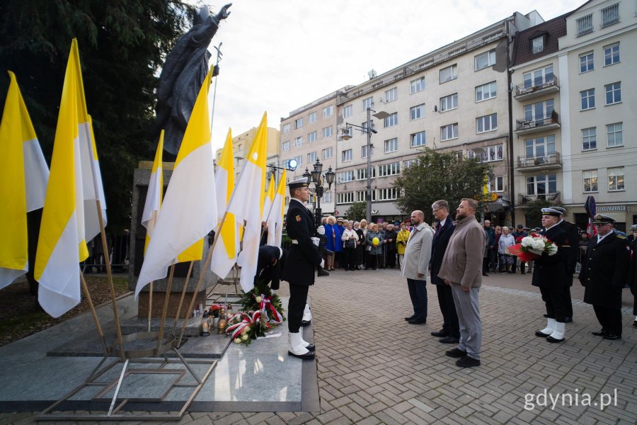 Wiceprezydent Gdyni Rafał Geremek, wiceprzewodniczący Rady Miasta Gdyni Ireneusz Trojanowicz oraz radny Łukasz Strzałkowski 