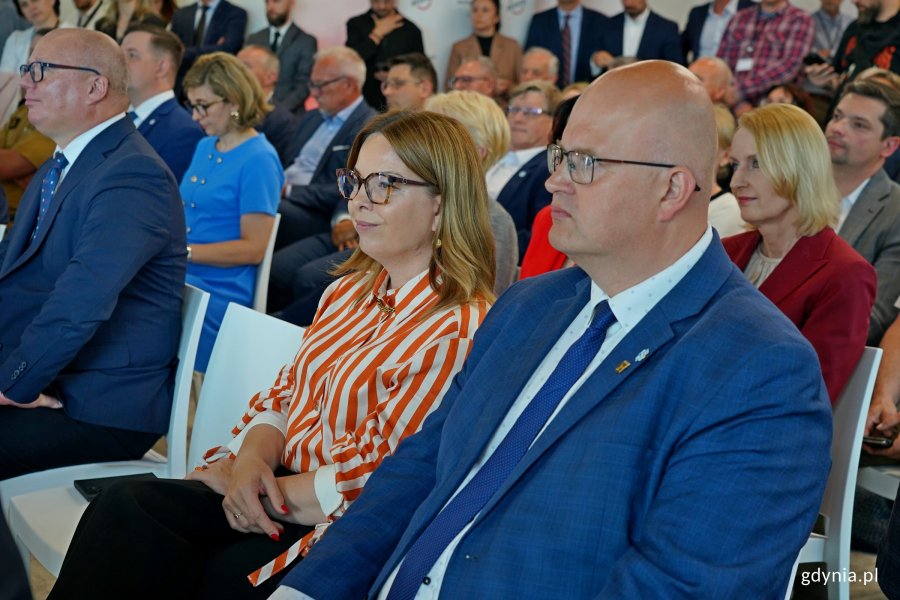 Wiceprezydentka Gdyni Oktawia Gorzeńska i starosta wejherowski Marcin Kaczmarek podczas uroczystego otwarcia gdańskiego biura firmy Bechtel