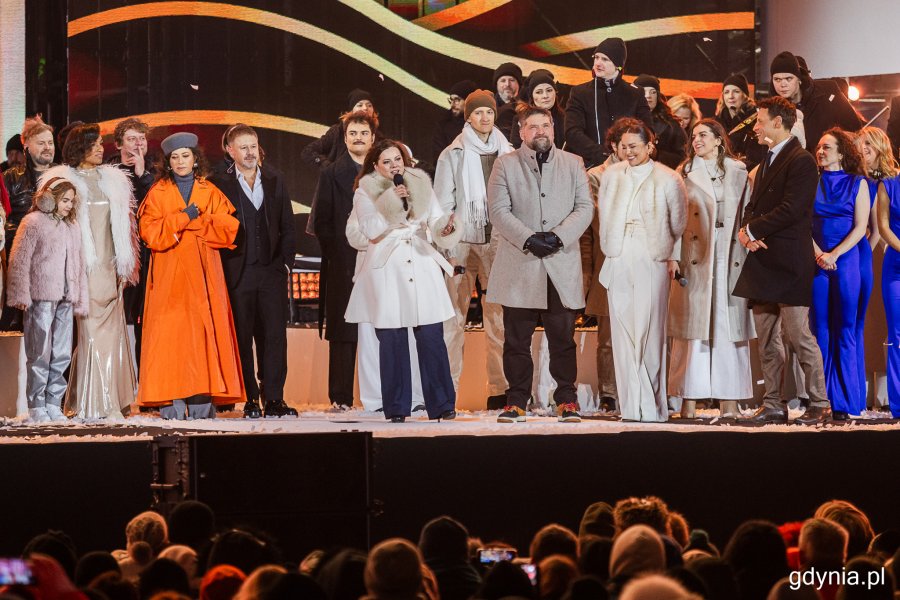 Prezydent Gdyni Aleksandra Kosiorek, przewodniczący Rady Miasta Tadeusz Szemiot wraz z artystami (fot. Karol Stańczak)