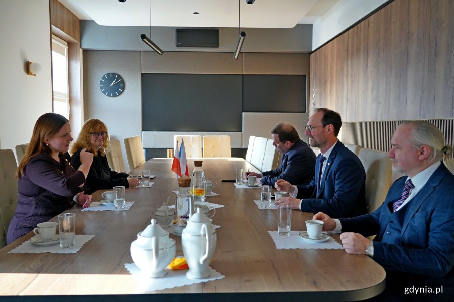 Břetislav Danč&aacute;k &ndash; ambasador nadzwyczajny i pełnomocny Republiki Czeskiej w Polsce wraz z członkami delegacji oraz prezydent Gdyni Aleksandra Kosiorek i Joanna Leman &ndash; kierownik Referatu Wsp&oacute;łpracy z Zagranicą Urzędu Miasta Gdyni podczas spotkania w Urzędzie Miasta Gdyni 