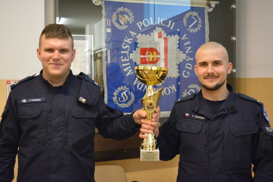 Gdyńscy policjanci,  st. sierż. Krzysztof Sowiński i sierż. Kamil Sowiński okazali się najlepsi podczas wojewódzkich eliminacjach do VII Ogólnopolskich Zawodów Ratowników Policyjnych w Kwalifikowanej Pierwszej Pomocy. (fot. KPP Gdynia)