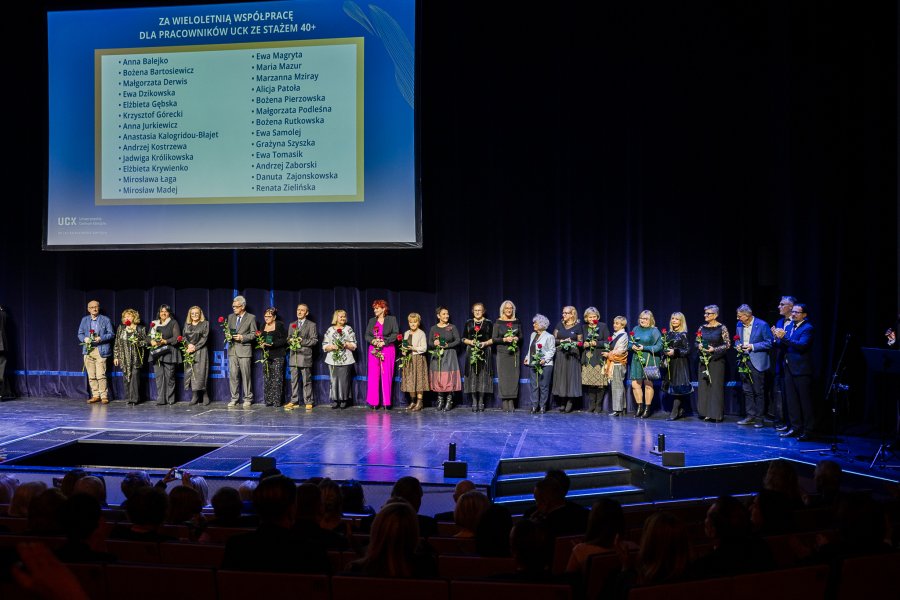 Na scenie nagrodzeni pracownicy UCK