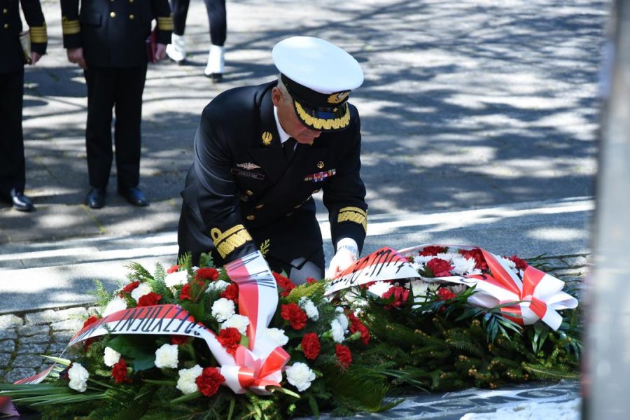 Mieszkańcy Gdyni i samorządowcy uczcili dzisiaj rocznicę zakończenia II wojny światowej w Europie. Uroczystości odbyły się na Cmentarzu Obrońców Wybrzeża w Redłowie. // fot. Jan Ziarnicki