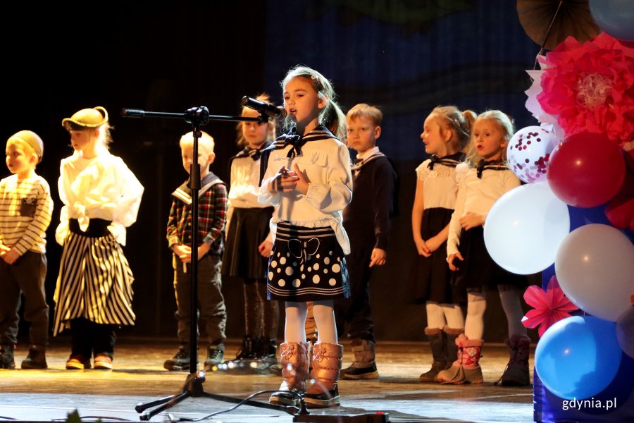  &bdquo;Ahoj, hip, hip hura, Gdynia 100 lat ma&rdquo;, na zdjęciu Bogna Skolimowska z Przedszkola nr 60 składa życzenia Miastu Gdyni (fot. Katarzyna Balcerzak)