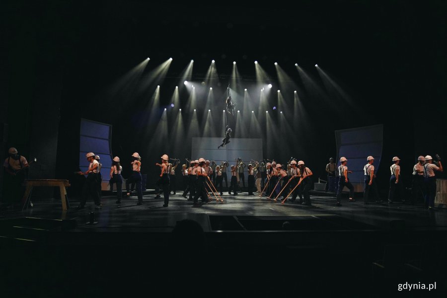 Zdjęcie z pr&oacute;by koncertu sylwestrowego &bdquo;Muzyczny swojemu miastu na 100-lecie&rdquo;. Scena zbiorowa 