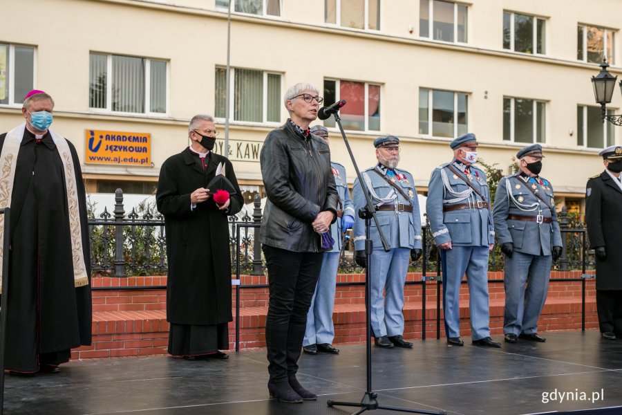 Joanna Zielińska - przewodnicząca Rady Miasta Gdyni - przemawia podczas obchodów Dnia Papieskiego w Gdyni. Na scenie, za nią stoją: bp Wiesław Szlachetka - biskup pomocniczy Archidiecezji Gdańskiej, ks. dr Edmund Skalski - proboszcz parafii pw. Najświętszej Maryi Panny Królowej Polski, przedstawiciele Związku Piłsudczyków // fot. Karol Stańczak