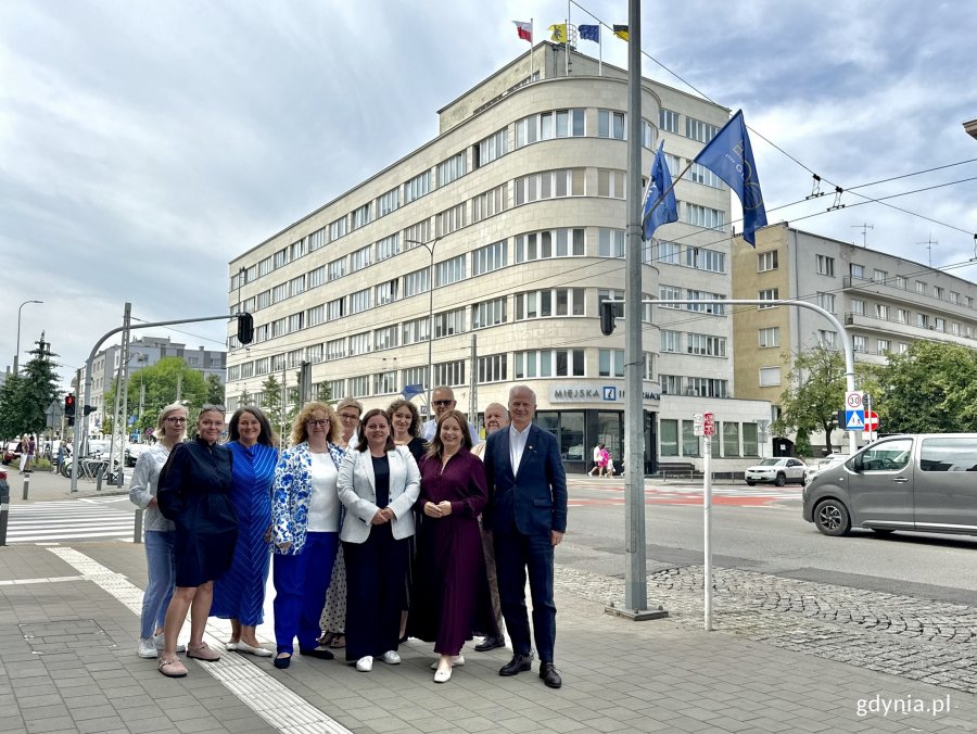 Od lewej: dr Joanna Leman &ndash; kierowniczka Referatu Wsp&oacute;łpracy z Zagranicą Urzędu Miasta Gdyni, wiceprezydentka Gdyni Oktawia Gorzeńska, Marek Stępa &ndash; inżynier, architekt i były wiceprezydent Gdyni, prezydent Gdyni Aleksandra Kosiorek, miejski konserwator zabytk&oacute;w dr Robert Hirsch, senator Sławimir Rybicki oraz Celina Łozowska z Biura Miejskiego Konserwatora Zabytk&oacute;w podczas konferencji prasowej w Miejskiej Informacji Turystycznej wraz z pracownikami Urzędu Miasta Gdyni na tle modernistycznego budynku PLO 