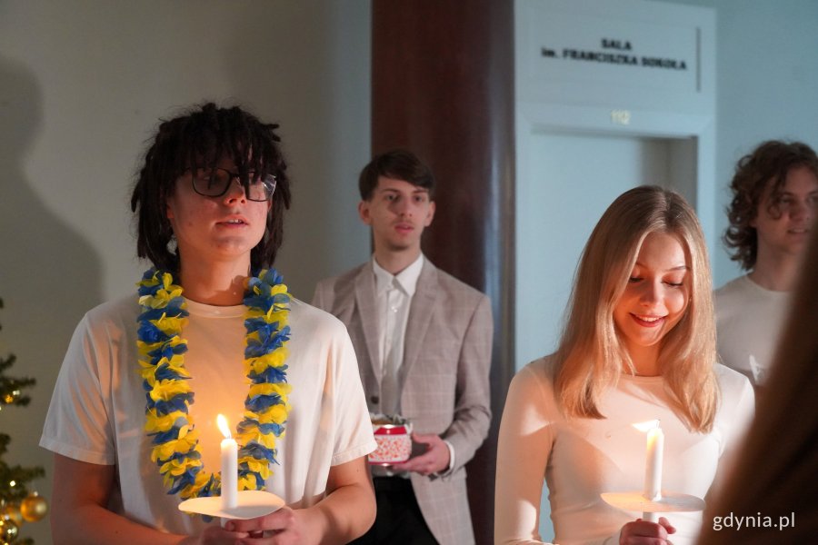 Na zdjęciu uczniowie w orszaku św. Łucji