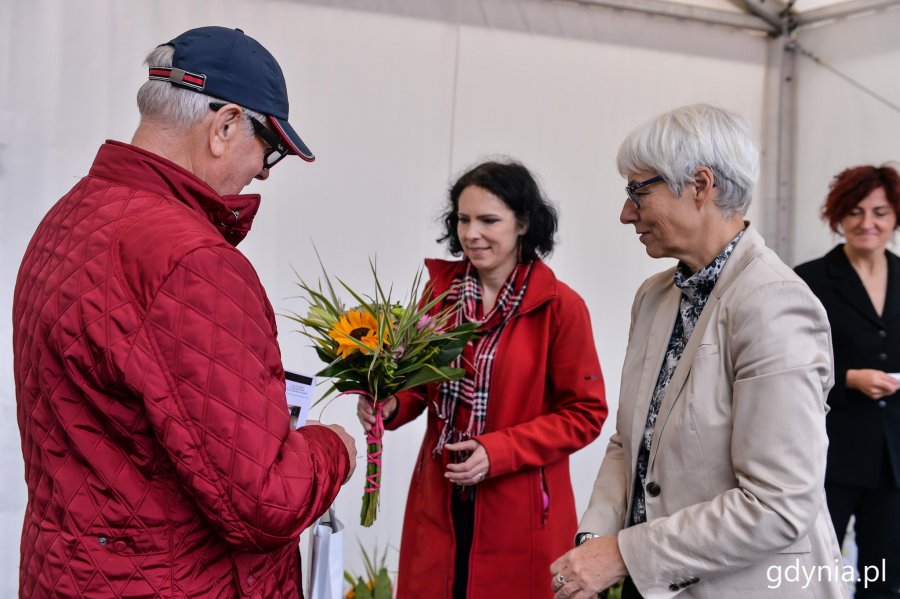 Laureaci konkursu "Gdynia w Kwiatach" odebrali z rąk przewodniczącej Rady Miasta Joanny Zielińskiej nagrody i wyróżnienia // fot. Przemysła Świderski