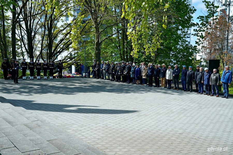 zUczestnicy gdyńskich uroczystości z okazji 80. rocznicy zakończenia II wojny światowej zgromadzeni na Cmentarzu Wojennym w Redłowie 