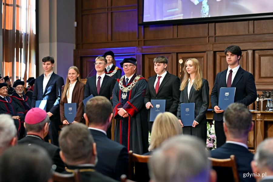 prof. dr hab. inż. Krzysztof Wilde &ndash; rektor Politechniki Gdańskiej z wyr&oacute;żnionymi studentami podczas inauguracji roku akademickiego