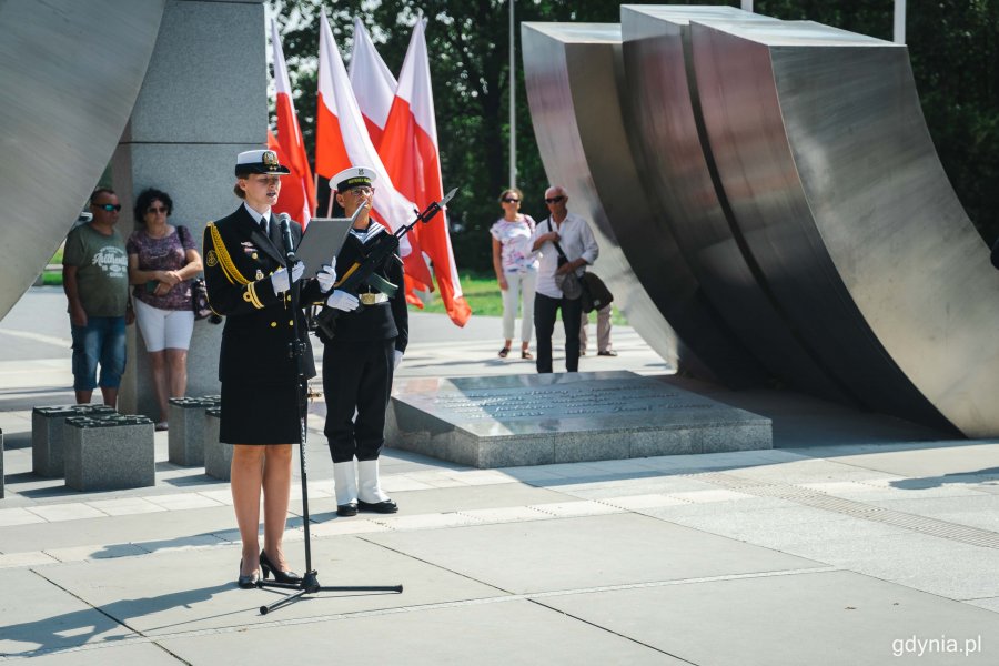 Oficjalne uroczystości z okazji Święta Wojska Polskiego w Gdyni, przy pomniku Polski Morskiej, fot. Kamil Złoch