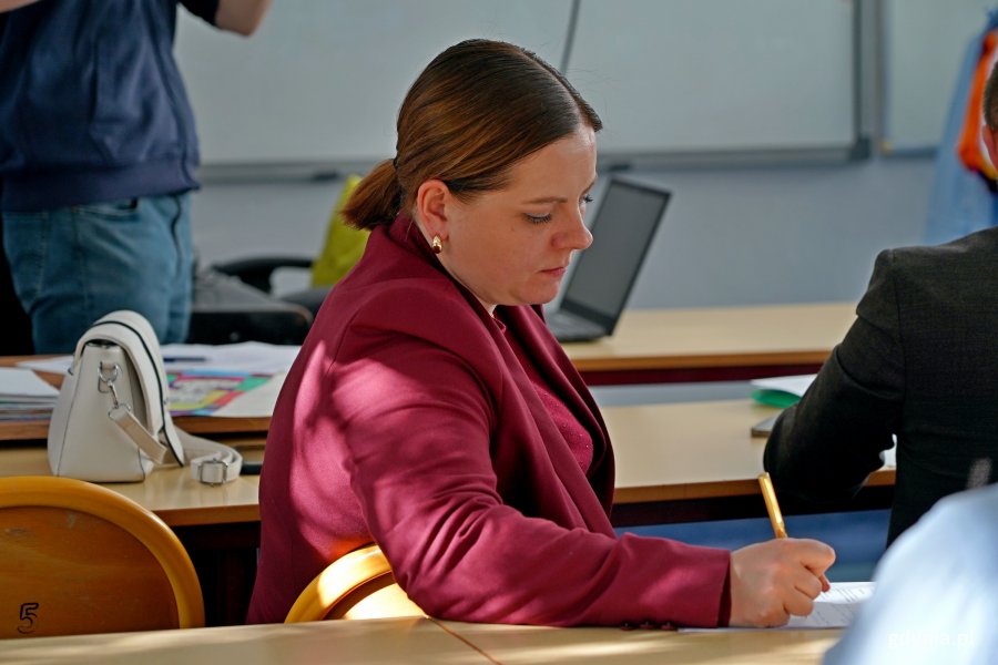 Prezydent Gdyni Aleksandra Kosiorek podczas sesji Rady Dzielnicy Śr&oacute;dmieście