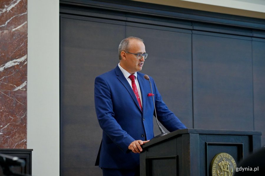 Wicewojewoda pomorski Emil Rojek przemawiający podczas uroczystości z okazji 106. rocznicy utworzenia Uniwersytetu Morskiego w Gdyni 
