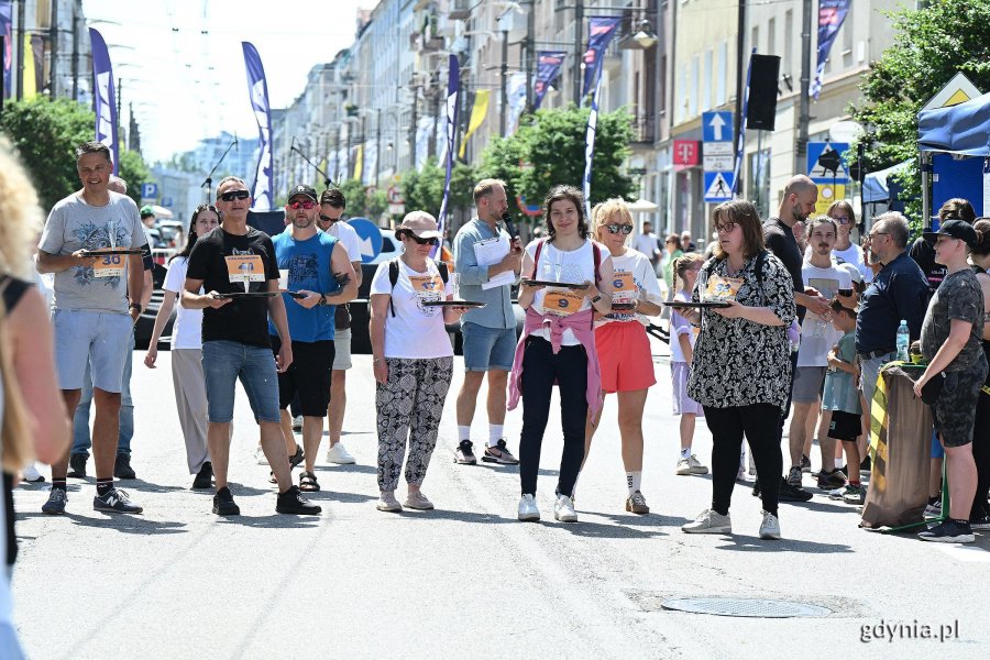 Podczas Kulinarnej Świętojańskiej nie zabrakło kluczowego punktu programu - Biegu Kelner&oacute;w. Na zdjęciu uczestnicy kategorii Amatorzy