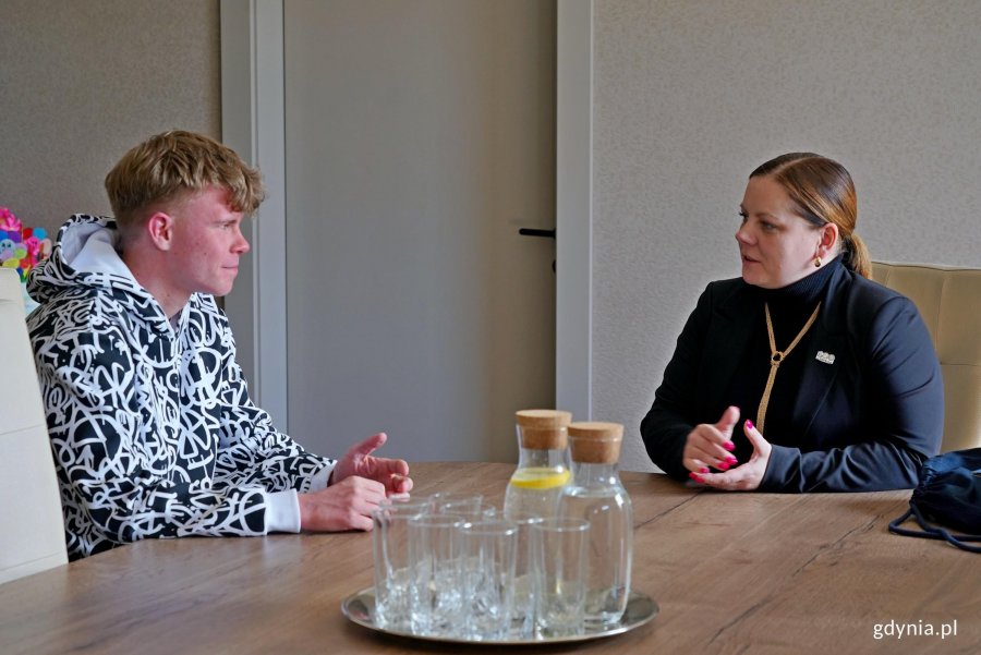 Prezydent Gdyni Aleksandra Kosiorek podczas spotkania z Dominikiem Kaletą, młodym mieszkańcem Chwarzna-Wiczlina 