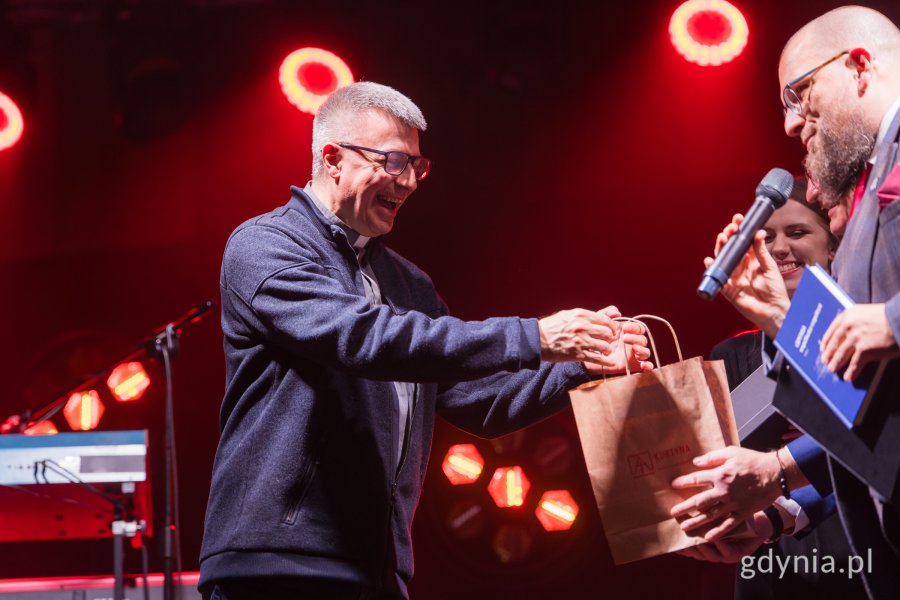 Gala finałowa X edycji Przeglądu Teatrów Amatorskich „Kurtyna” w gdyńskim Małym Kacku. Wręczenie jednej z nagród „Kurtyna dla przyjaciół” dla ks. Mariusza Lacha (fot. Paweł Budziński)