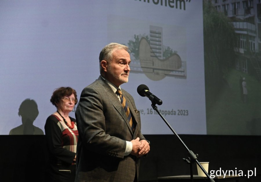 Prezydent Wojciech Szczurek przy mikrofonie podczas uroczystości w GCF-ie