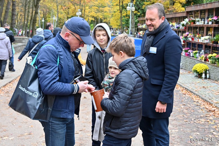 Wiceprezydent Gdyni Marek Łucyk podczas kwesty na Cmentarzu Witomińskim 