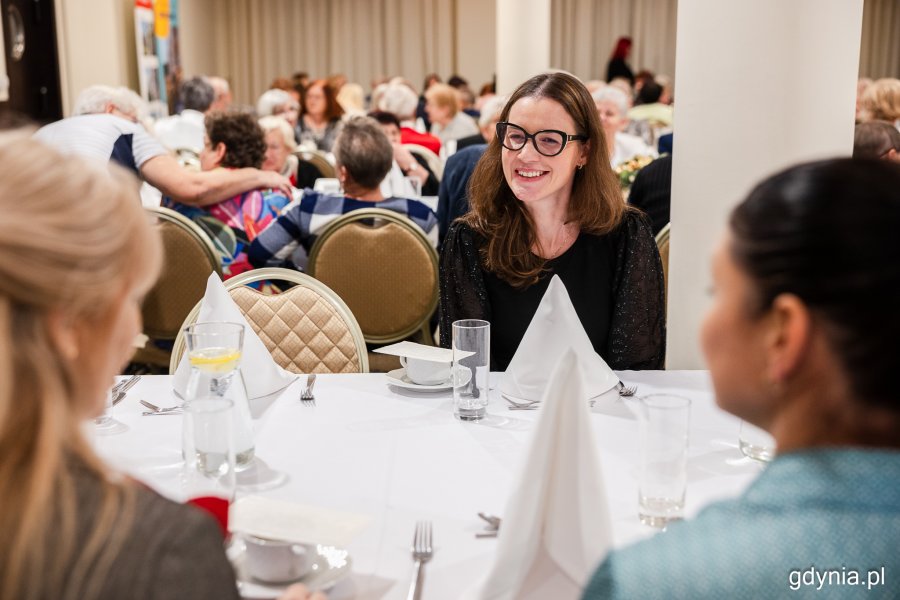 Przy stole z gośćmi posłanka Wioleta Tomczak