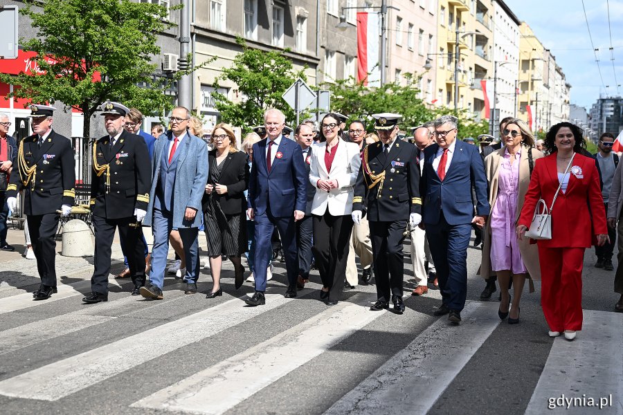 Od lewej: kadm. Andrzej Ogrodnik - dowódca 3. Flotylli Okrętów, kadm. Mirosław Jurkowlaniec - szef Zarządu Morskiego - zastępca inspektora Marynarki Wojennej Dowództwa Generalnego Rodzajów Sił Zbrojnych, wicewojewoda pomorski Emil Rojek, wiceprezydentka Gdyni Oktawia Gorzeńska, senator Sławomir Rybicki, posłanka Wioleta Tomczak, Krzysztof Kozubowski - członek zarządu Światowego Związku Żołnierzy Armii Krajowej i posłanka Dorota Arciszewska-Mielewczyk podczas przemarszu ul. Świętojańska z okazji Święta Narodowego Trzeciego Maja 