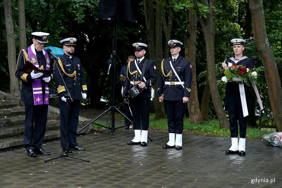 Modlitwa prowadzona przez kapelan&oacute;w Marynarki Wojennej podczas uroczystości  z okazji 87. rocznicy wybuchu II wojny światowej na Cmentarzu Wojennym w Redłowie 