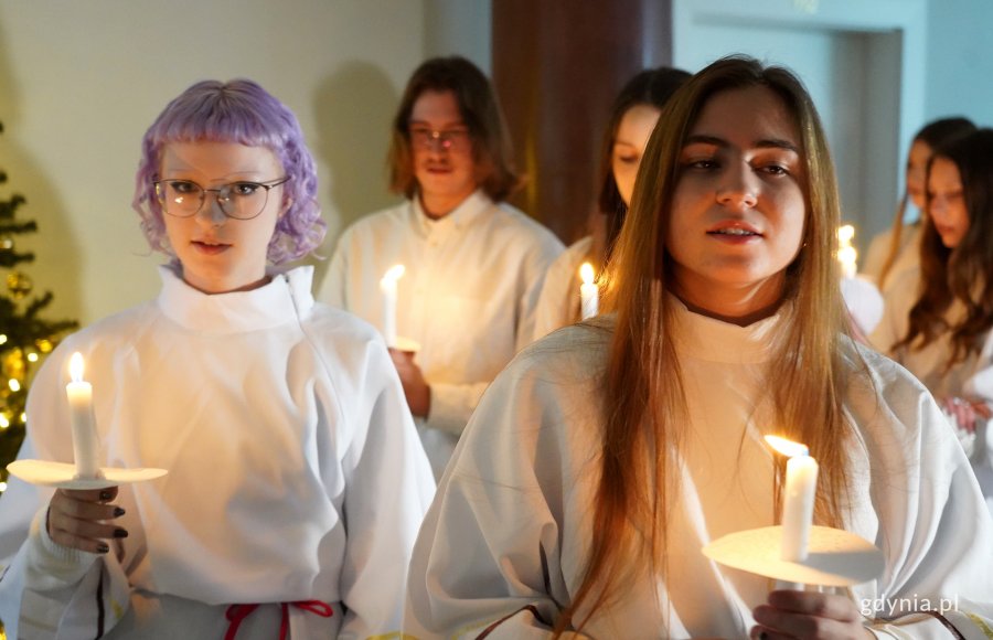 Na zdjęciu uczniowie w orszaku św. Łucji