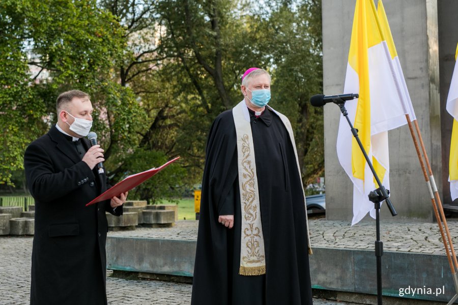 Z okazji Dnia Papieskiego wspólną modlitwę przed pomnikiem Ofiar Grudnia '70 poprowadził bp Wiesław Szlachetka // fot. Karol Stańczak