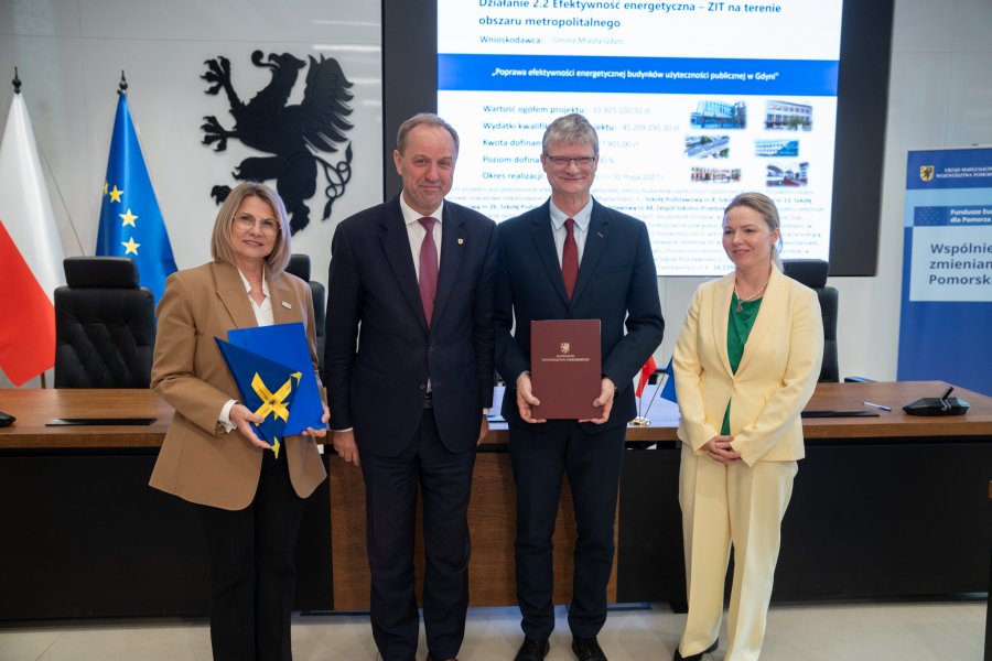 W podpisaniu umowy na modernizację energetyczną wzięli udział: marszałek wojew&oacute;dztwa pomorskiego Mieczysław Struk, wiceprezydent Gdyni Rafał Geremek i skarbniczka Miasta Gdyni Honorata Krupka 